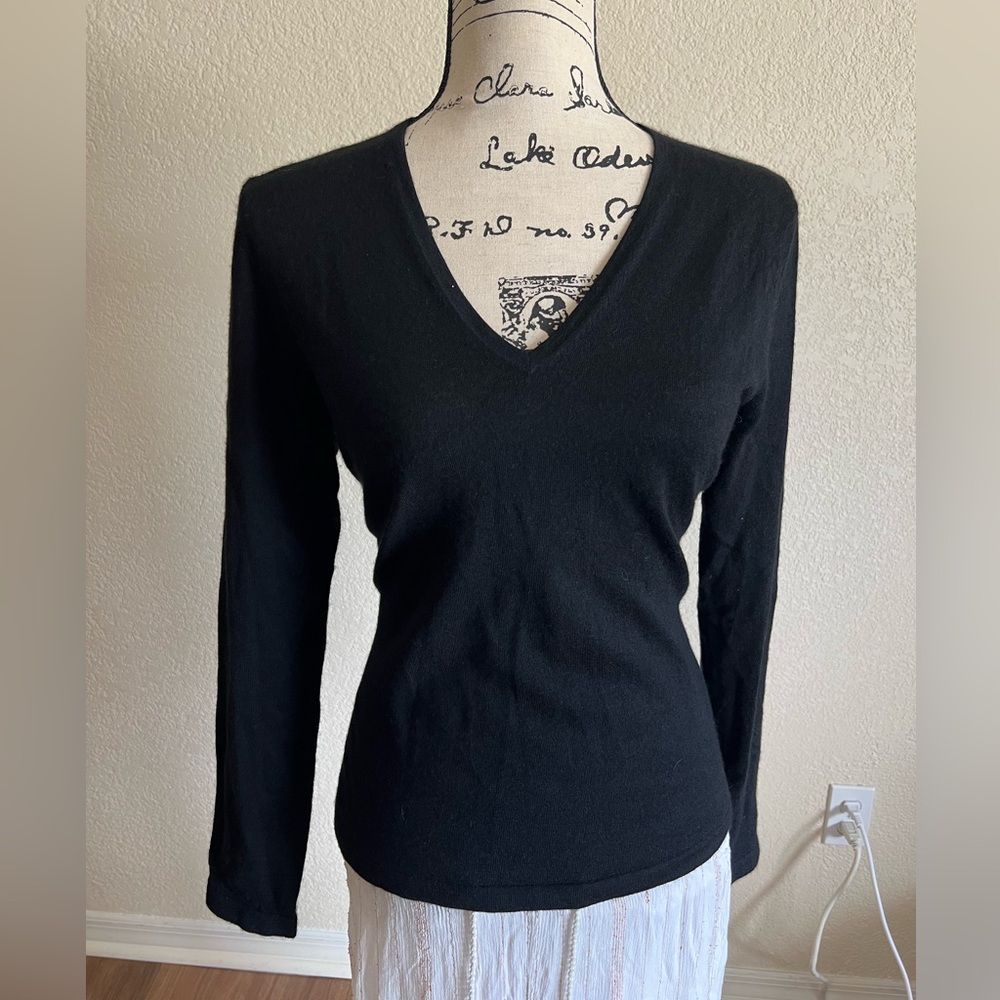 Neiman Marcus V-Neck Sweater Womens M Black Excellent 100% Cashmere Long Sleeve